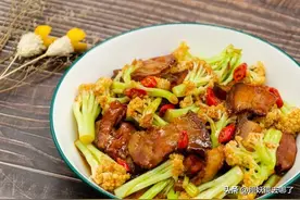 五花肉烧花菜的做法？图片
