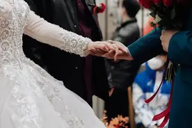 互换戒指时，新娘发现新郎的手布满黑色……图片