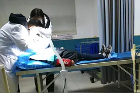 弟弟嘴巴摔破了，衣服上趟满血，做手术冷静得让人心疼图片