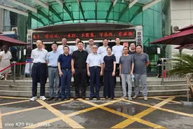 咸宁嘉鱼：“人民英雄”张定宇 步履蹒跚“走基层”图片