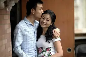 2016年，重庆46岁离异大妈，携20岁儿子嫁23岁小伙，如今怎样了？图片