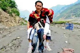 汶川地震后，程林祥找到被深埋的儿子，背着他遗体走25公里回家图片