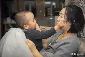 “打人不打脸”，为何宝宝总喜欢打妈妈脸？其中原因让人哭笑不得图片