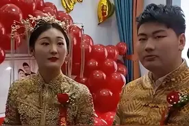 离婚仅一年多，朱之文的儿子朱小伟和陈亚男，过上截然不同的人生图片