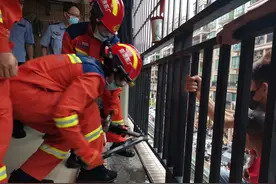 半身悬空！广东清远一小女孩被卡家中阳台护栏，群众消防合力施救！图片
