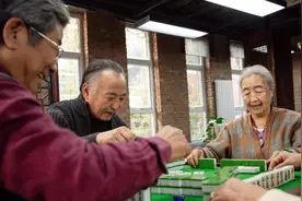 为啥奉劝老年人晚年不要打麻将？68岁大妈：这种消遣方式害人害己图片