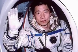 03年杨利伟在太空听到“敲门声”，如今谜底揭开，当时多亏他冷静图片