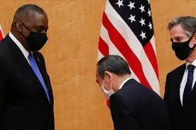 讽刺！美日首脑会谈晚宴上的书法，网友：不如挂上“蛇鼠一窝”图片
