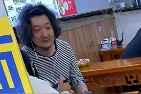 演员王大治和老婆吃苍蝇小店、买平价房，发型凌乱模样沧桑被嘲讽图片
