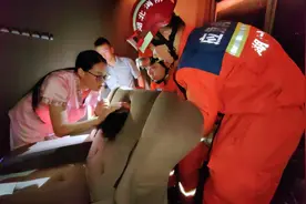 湖北十堰：女童一头扎进按摩床洞，消防员拆“床”营救图片