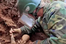 “排雷英雄”杜富国，4年前为救战友荣获一等功，现今待遇如何？图片