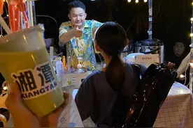 湘潭95后聋哑青年湘江边摆摊卖奶茶，日营业额上千元图片