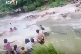莲花山涨水冲走多人致4死，当地：市民私自拆锁进入，已不是第一次，目击者：涨水后仍有游客不听劝阻图片