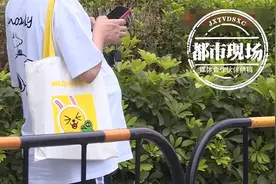 18岁女孩腹中长出“怪胎”，里面有大量毛发、脂肪，还有眼球组织图片