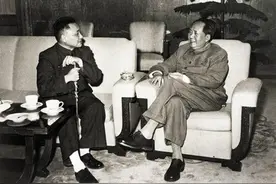1966年，毛主席评价邓小平：别看他人这么小，他是懂军事的图片