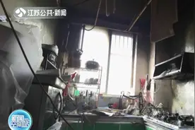 泰州：油锅起火 男孩向锅中浇水灭火差点酿成大祸图片