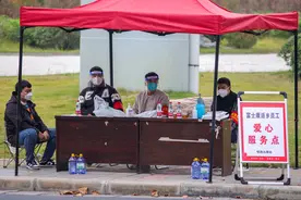 富士康员工的徒步返乡路：河南多地接应，厂区未有重症感染图片