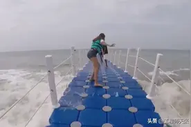 海南三亚游客走浮桥被浪打翻！笑过之后，2个错误可能会致命图片