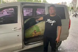 交警查获一辆面包车，车里竟然藏了5个“炸弹”图片