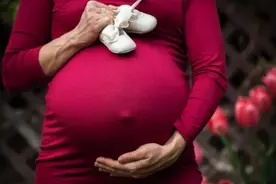 人都是女人生的，那在没有人类之前，第一个女人到底是哪里来的？图片
