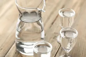 茅台酒瓶打孔装假酒 未央警方破获一制销伪劣产品案图片
