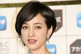 日本最美混血主播：名人二代收割机，42岁挺着孕肚嫁前首相之子图片