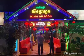 柬埔寨金边警方检查KTV，要求所有人戴口罩图片