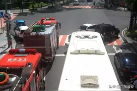 多辆小车闯红灯免罚！此举堪称“教科书式”让行图片
