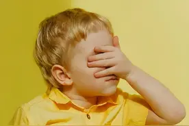 孤独症孩子总是自言自语，在武汉应该怎么解决？图片