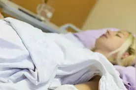 腰间盘突出了，是彻底静养好，还是适度运动好？医生和您一起探讨图片