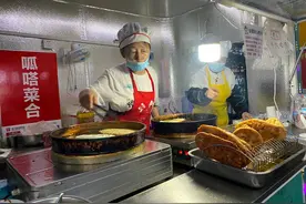 济南一陪读妈妈摆摊卖呱嗒11年，每天从下午忙到凌晨：苦点累点没什么，孩子在哪我就在哪图片