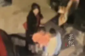 夫妻当孩子面吵架，女孩哭着调解父母矛盾图片