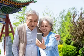 56岁大妈相亲61岁大爷很满意，只有一个要求，大叔：行，我答应你图片