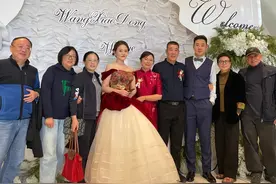 马思纯妈妈罕见露面，穿百元外套打扮朴素，五官神似亲妹妹蒋雯丽图片
