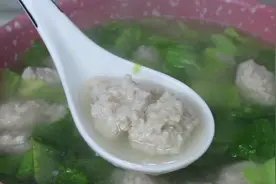 春天多做丸子汤给孩子吃，汤鲜味美补钙，孩子猛长个，一锅不够吃图片