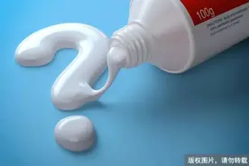 刷牙时，牙膏到底沾不沾水？你可能一直都做错了…图片