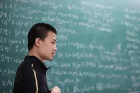北大韦神名气很大，他在数学上的成就比他师兄高吗，答案很清楚图片