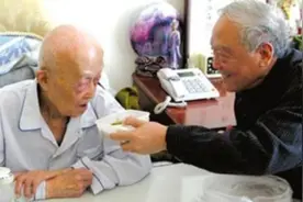 70岁与妻子离婚，娶30岁保姆生下一子，父亲乐开了花图片