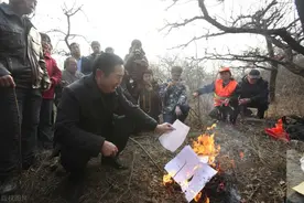 过小年这天要不要上坟山接祖宗回家过年？图片