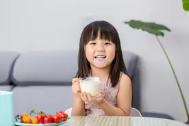 紧急提醒！这种牛奶不能给7岁以下的孩子喝，有禁止添加的成分！图片