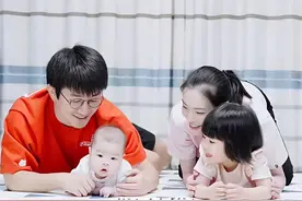 吴敏霞老公晒全家福庆520，相爱十二年仍似热恋，一家四口好幸福图片