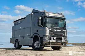 露营设备丰富，还带车载快艇，斯堪尼亚P280 XT 4x4露营探险车实拍图片