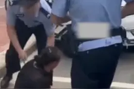 近日，河南，女子“人肉”占车位，多次警告无效后，民警果断采取强制措施。图片