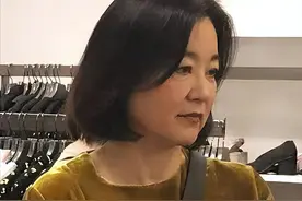 凸眼，眼窝凹陷，眼袋明显，这10位女神被眼睛毁掉了美貌图片