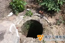 40斤大蟒蛇被困枯井几个月！善良村民投喂土鸡，为何要保护蟒蛇？图片