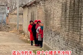 5位大妈为不影响拍婚纱，偷偷躲墙角凝视，无意中摆出个奇葩造型图片