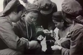 1979年对越反击，越南百姓送上热米饭，卫生员一查：下了毒！图片