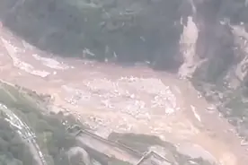 四川泸定震后大渡河支流断流形成“堰塞湖”，有上千名群众被困，现已开始泄流图片