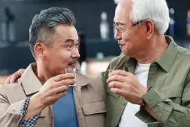 男人50一道坎，上了年纪要戒酒？行家：瞎说，牢记这3点，放心喝图片