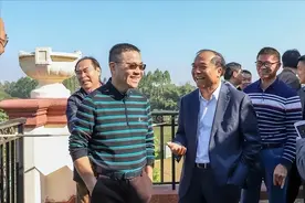 广东湛江农村娃考上北大，全村凑路费，38年后每户获得百万别墅图片